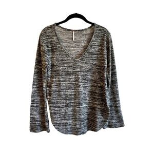 POOF, WOMENS, V-NECK TOP IN GREY/BLACK HEATHER. LONG, FLARE SLEEVE. SIZE M